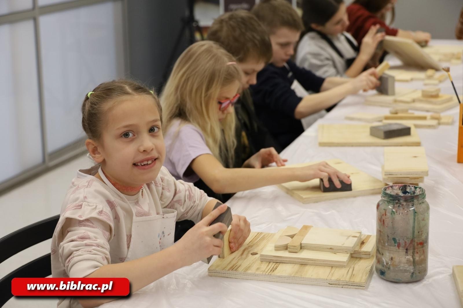 Zdjęcie w galerii na portalu naszraciborz.pl: Ulepimy dziś bałwana? Trwają Komiksowe Ferie z Biblioteką wiadomości z regionu