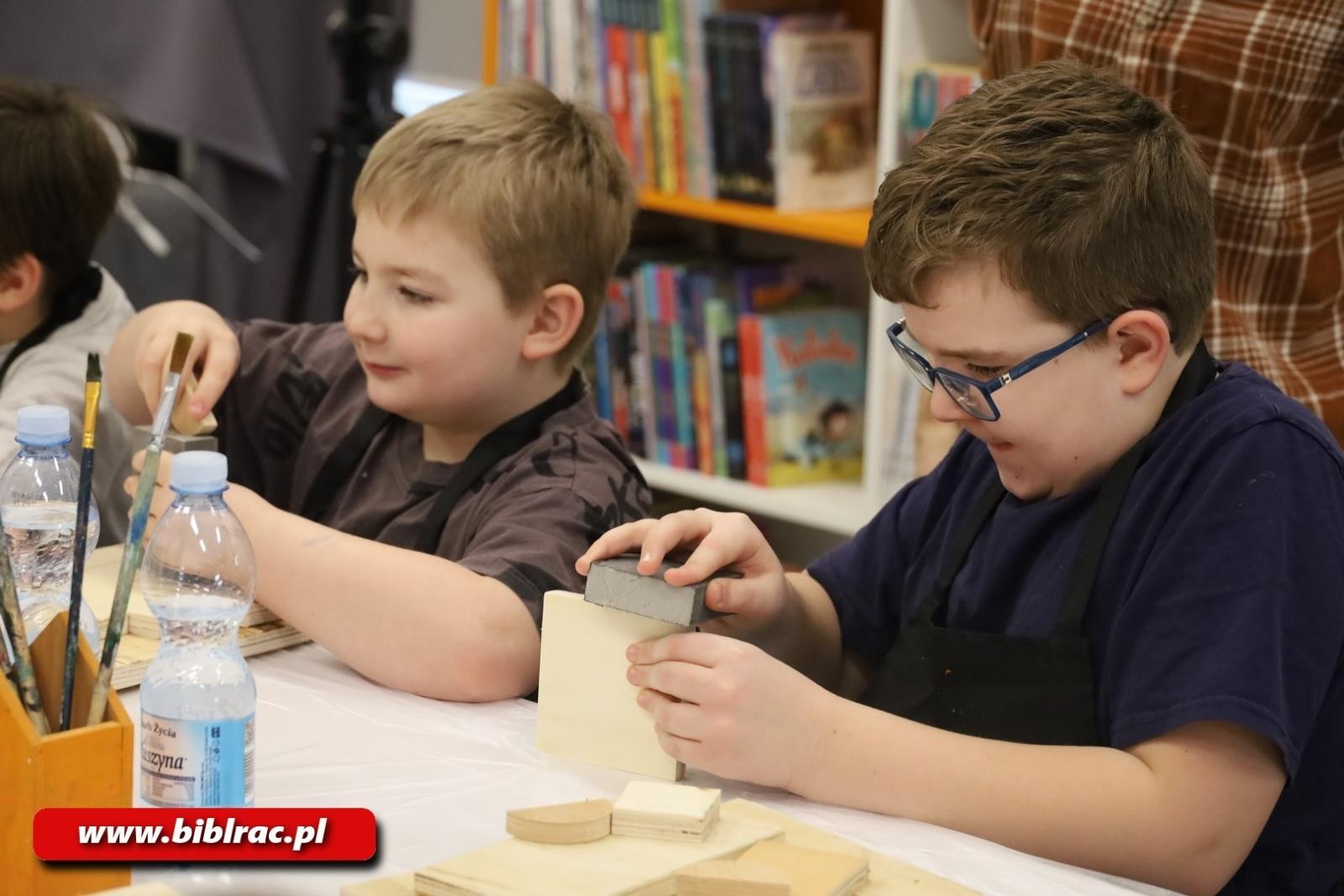 Zdjęcie w galerii na portalu naszraciborz.pl: Ulepimy dziś bałwana? Trwają Komiksowe Ferie z Biblioteką wiadomości z regionu