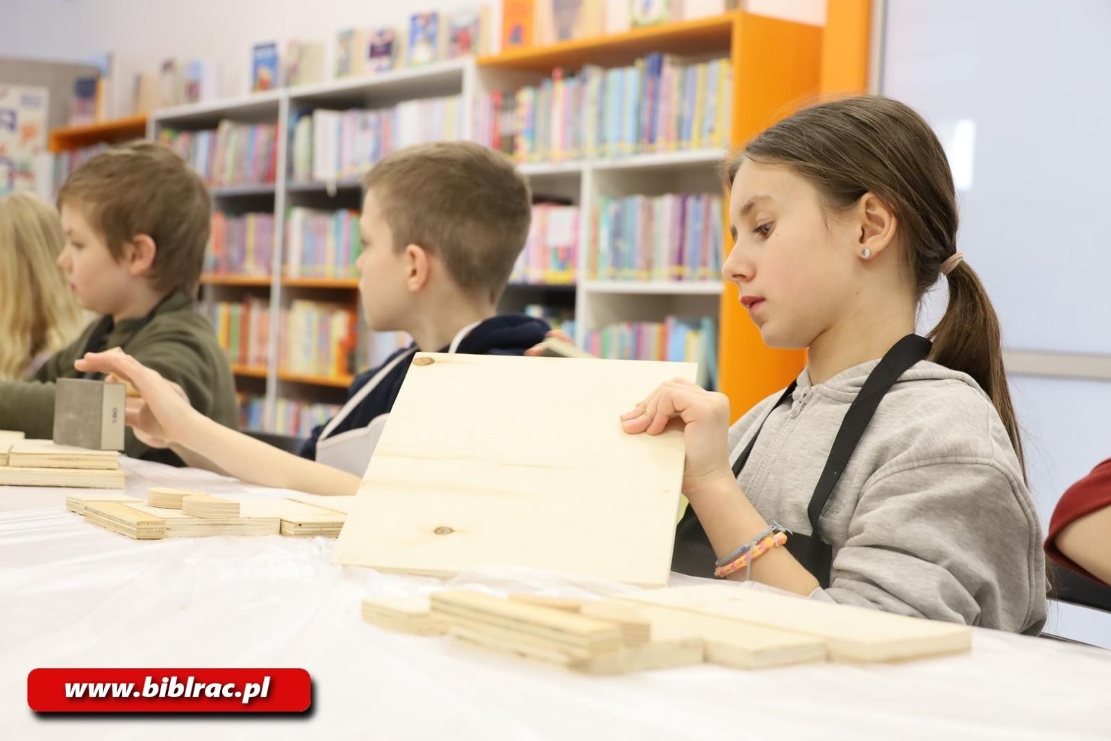Zdjęcie w galerii na portalu naszraciborz.pl: Ulepimy dziś bałwana? Trwają Komiksowe Ferie z Biblioteką wiadomości z regionu
