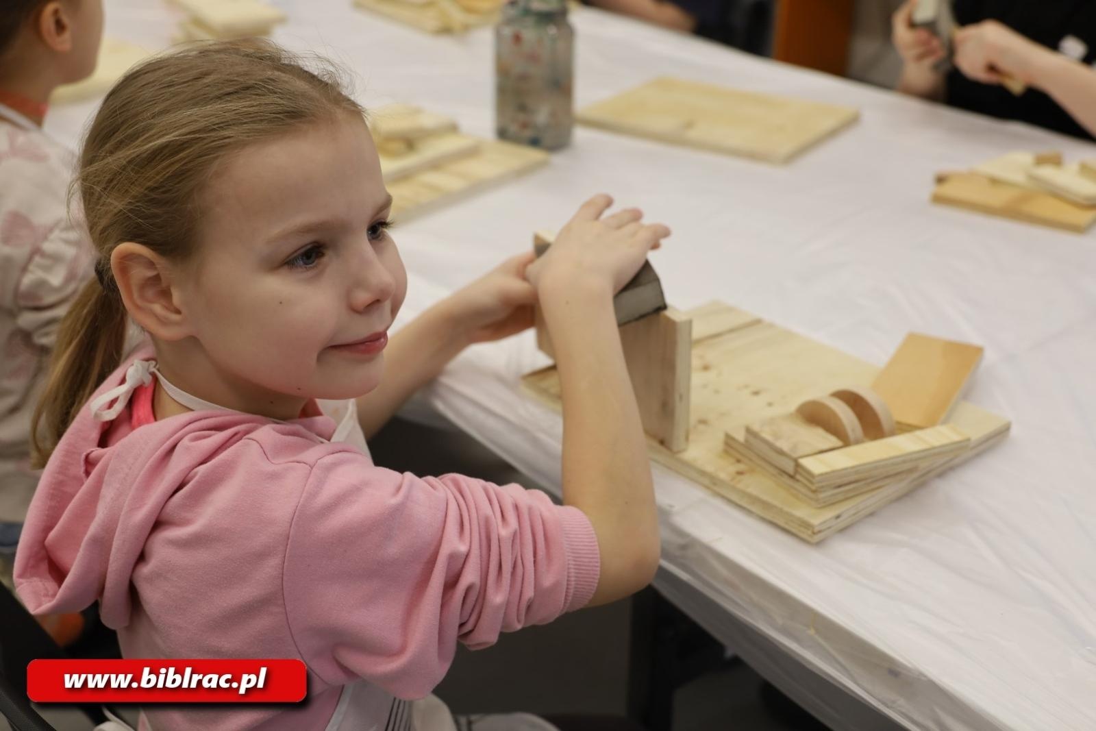 Zdjęcie w galerii na portalu naszraciborz.pl: Ulepimy dziś bałwana? Trwają Komiksowe Ferie z Biblioteką wiadomości z regionu