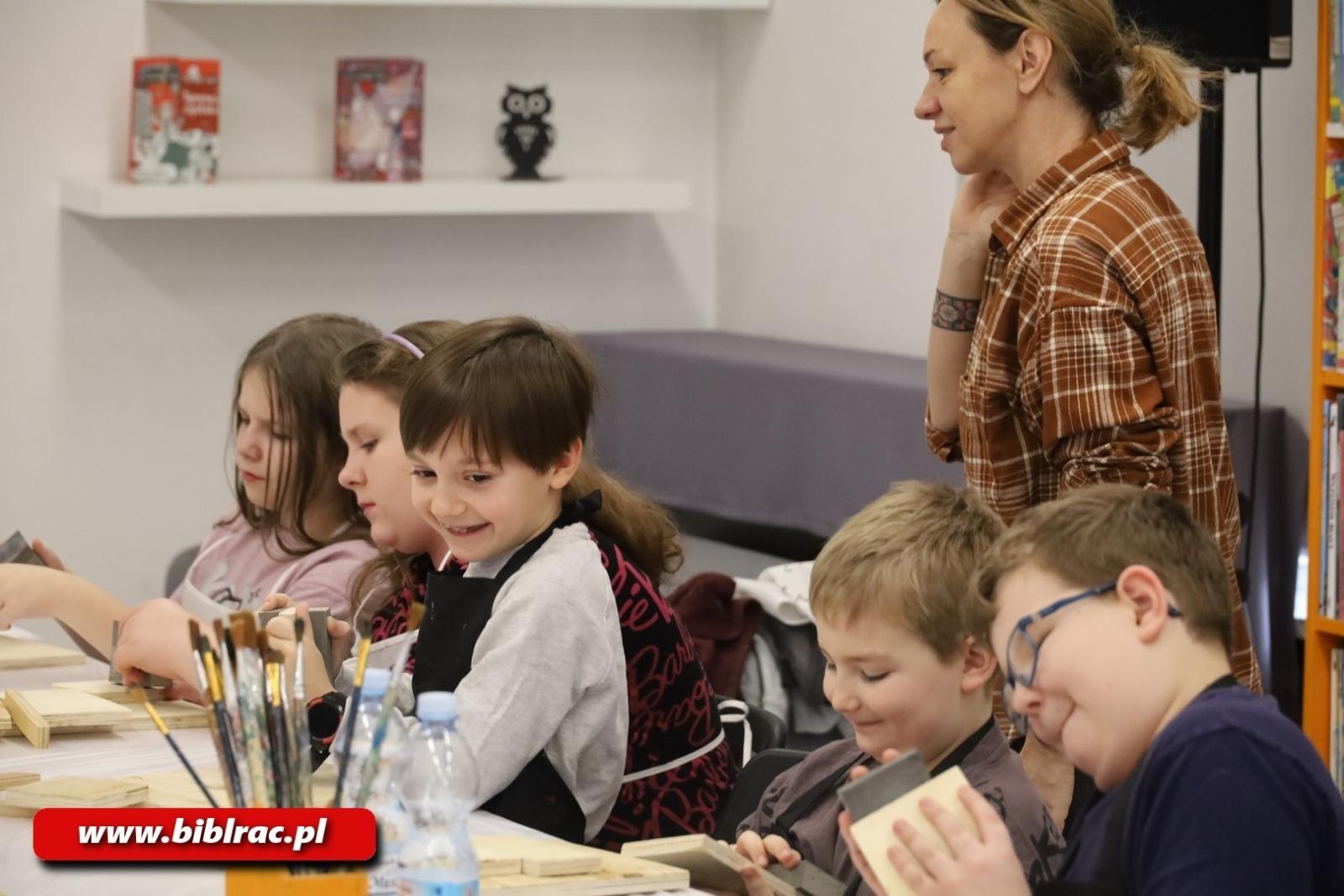 Zdjęcie w galerii na portalu naszraciborz.pl: Ulepimy dziś bałwana? Trwają Komiksowe Ferie z Biblioteką wiadomości z regionu