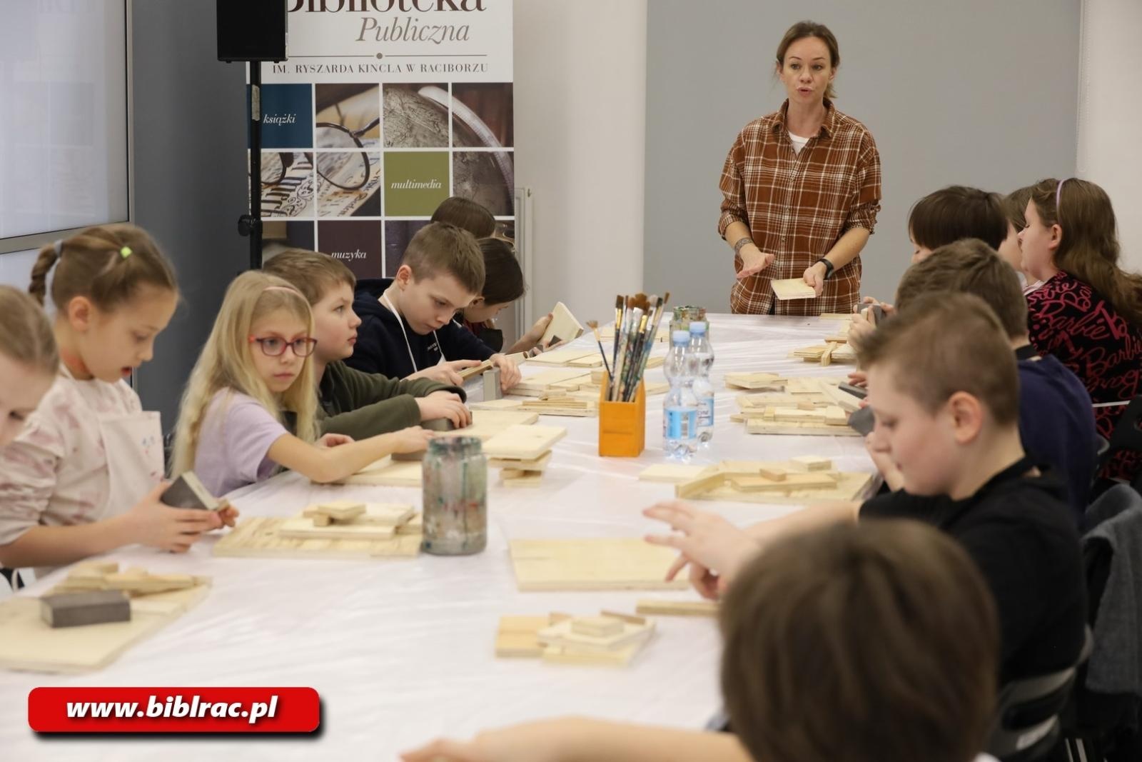 Zdjęcie w galerii na portalu naszraciborz.pl: Ulepimy dziś bałwana? Trwają Komiksowe Ferie z Biblioteką wiadomości z regionu