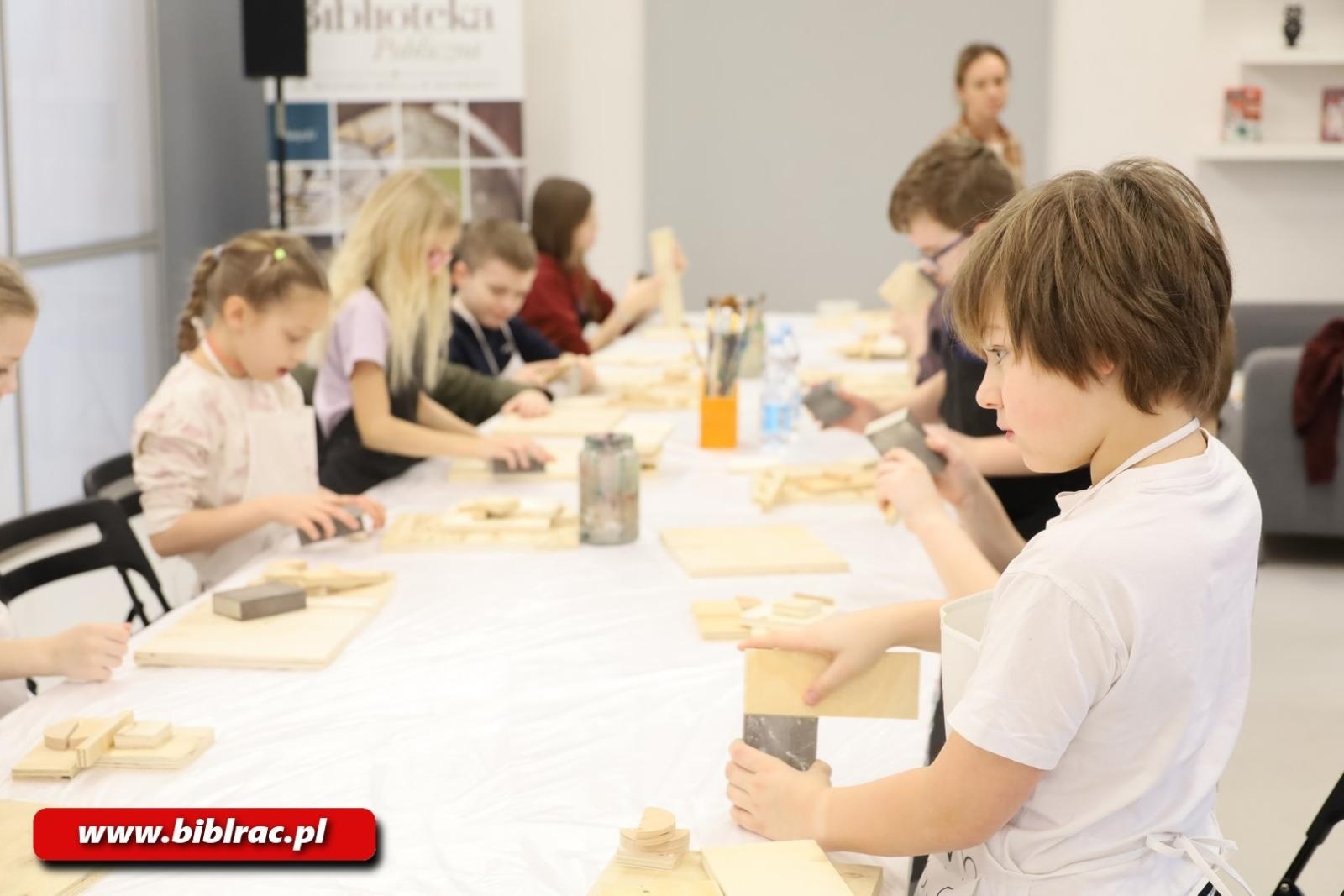 Zdjęcie w galerii na portalu naszraciborz.pl: Ulepimy dziś bałwana? Trwają Komiksowe Ferie z Biblioteką wiadomości z regionu