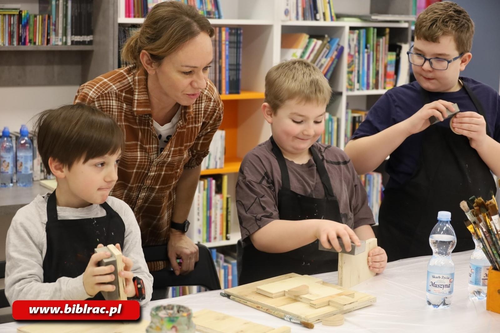 Zdjęcie w galerii na portalu naszraciborz.pl: Ulepimy dziś bałwana? Trwają Komiksowe Ferie z Biblioteką wiadomości z regionu