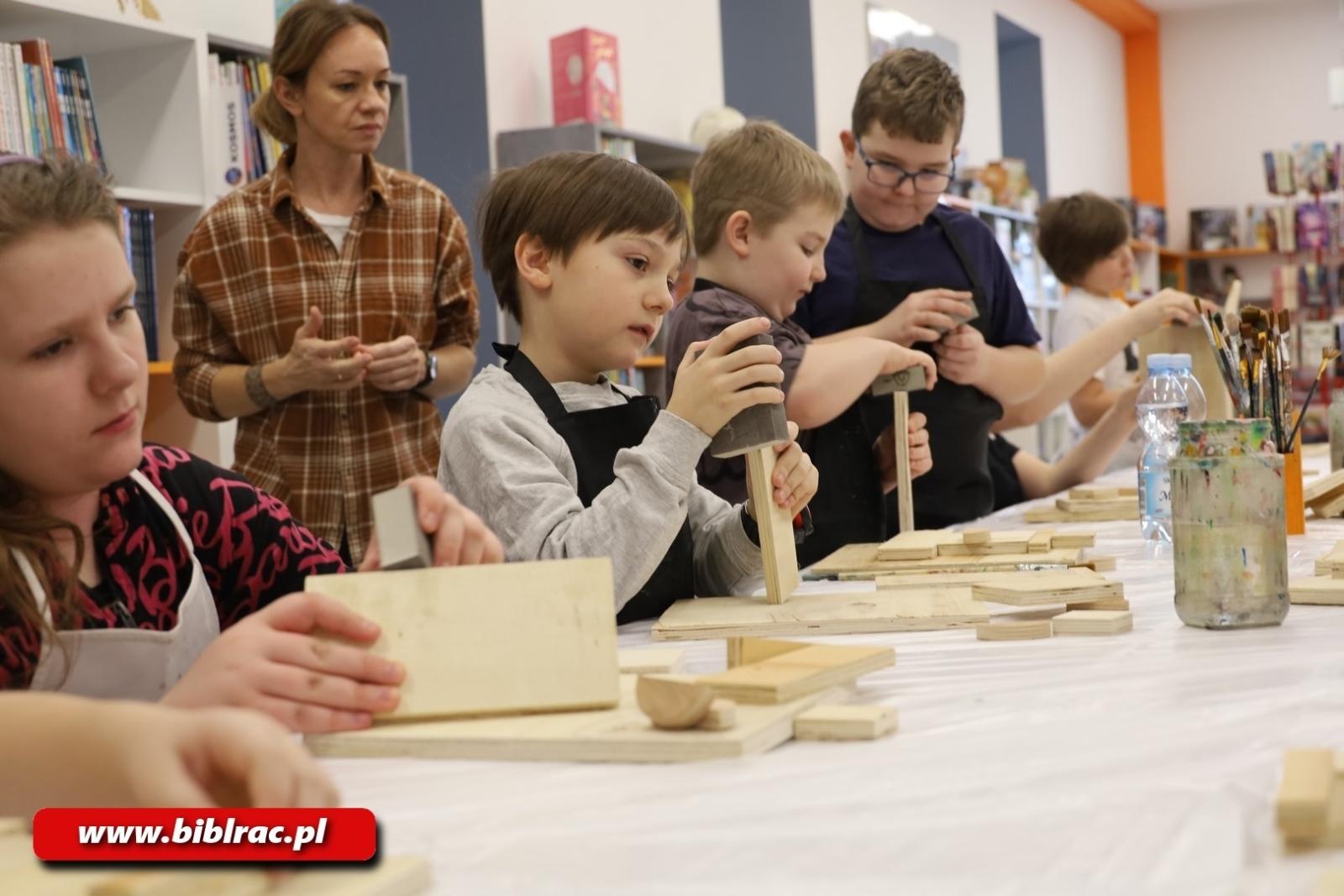Zdjęcie w galerii na portalu naszraciborz.pl: Ulepimy dziś bałwana? Trwają Komiksowe Ferie z Biblioteką wiadomości z regionu