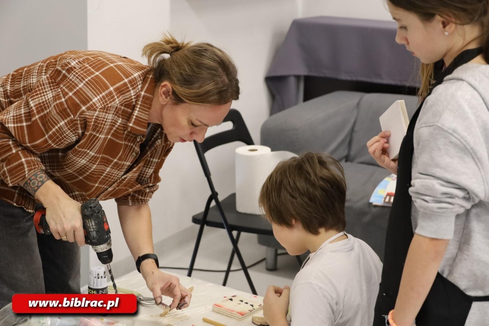 Zdjęcie w galerii na portalu naszraciborz.pl: Ulepimy dziś bałwana? Trwają Komiksowe Ferie z Biblioteką wiadomości z regionu