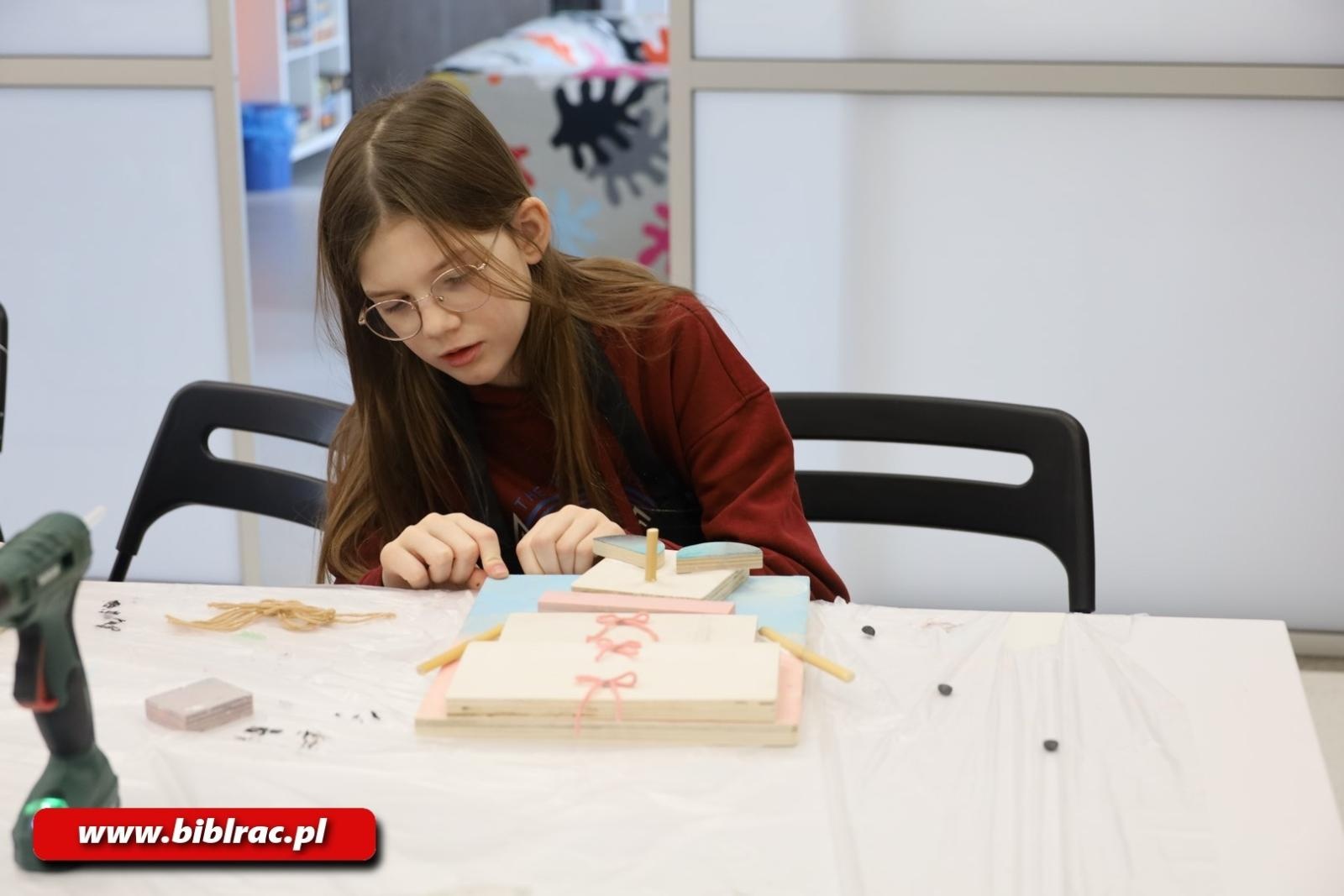 Zdjęcie w galerii na portalu naszraciborz.pl: Ulepimy dziś bałwana? Trwają Komiksowe Ferie z Biblioteką wiadomości z regionu