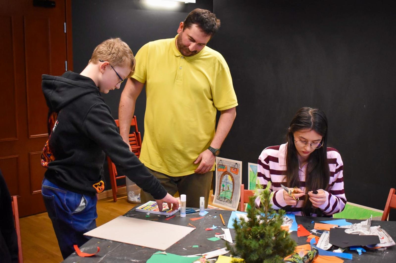 Zdjęcie w galerii na portalu naszraciborz.pl: Art Camp na Zamku Piastowskim: Młodzi twórcy malują historię i przyszłość zabytków wiadomości z regionu