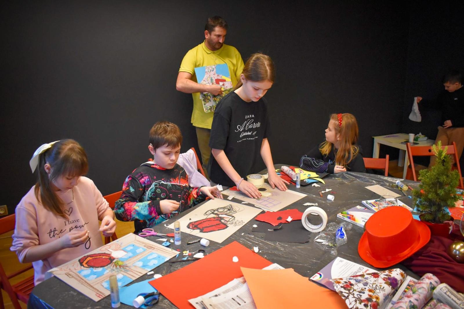 Zdjęcie w galerii na portalu naszraciborz.pl: Art Camp na Zamku Piastowskim: Młodzi twórcy malują historię i przyszłość zabytków wiadomości z regionu