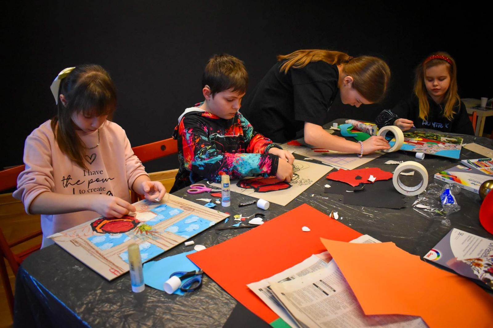 Zdjęcie w galerii na portalu naszraciborz.pl: Art Camp na Zamku Piastowskim: Młodzi twórcy malują historię i przyszłość zabytków wiadomości z regionu