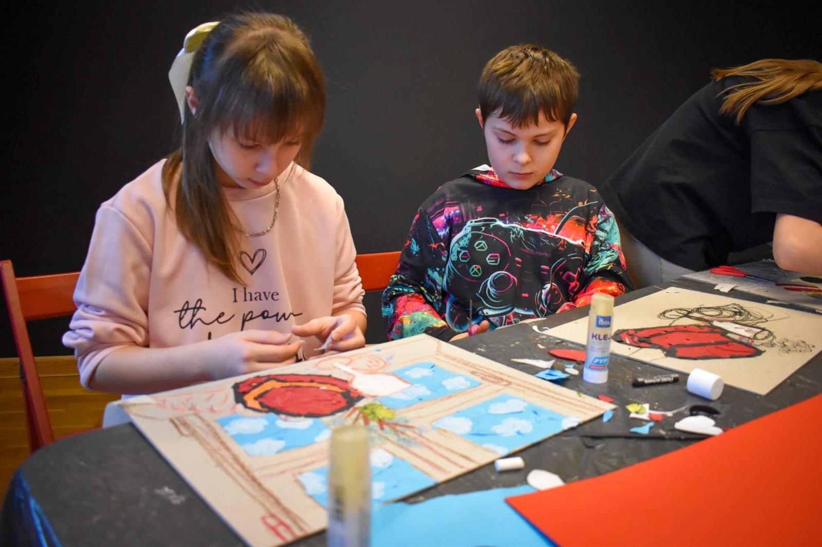 Zdjęcie w galerii na portalu naszraciborz.pl: Art Camp na Zamku Piastowskim: Młodzi twórcy malują historię i przyszłość zabytków wiadomości z regionu