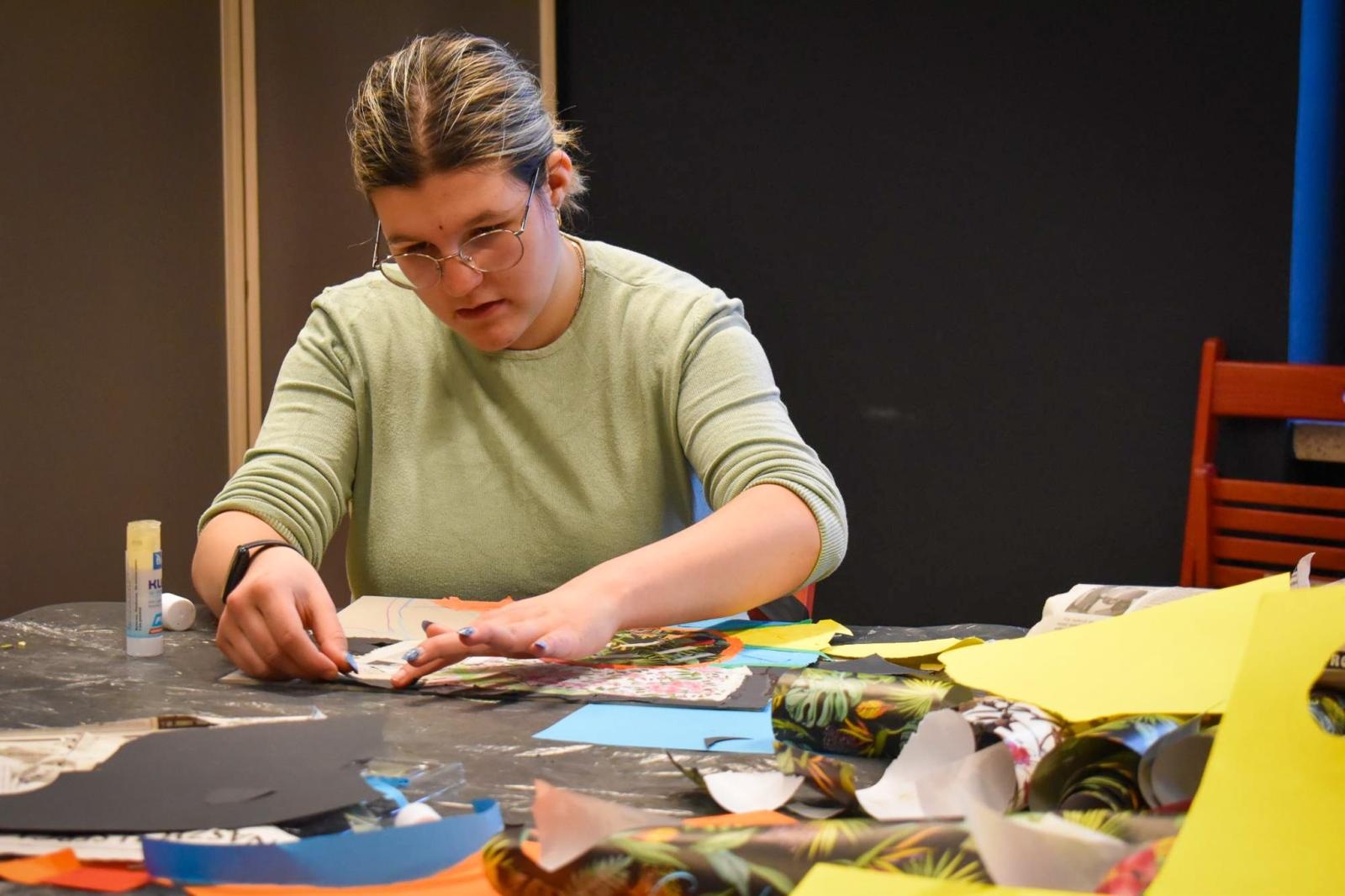 Zdjęcie w galerii na portalu naszraciborz.pl: Art Camp na Zamku Piastowskim: Młodzi twórcy malują historię i przyszłość zabytków wiadomości z regionu