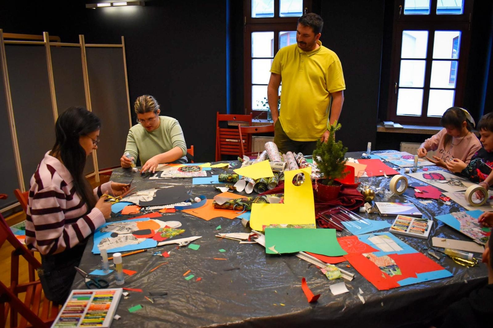 Zdjęcie w galerii na portalu naszraciborz.pl: Art Camp na Zamku Piastowskim: Młodzi twórcy malują historię i przyszłość zabytków wiadomości z regionu
