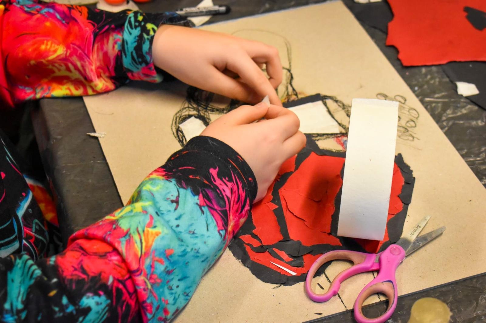 Zdjęcie w galerii na portalu naszraciborz.pl: Art Camp na Zamku Piastowskim: Młodzi twórcy malują historię i przyszłość zabytków wiadomości z regionu