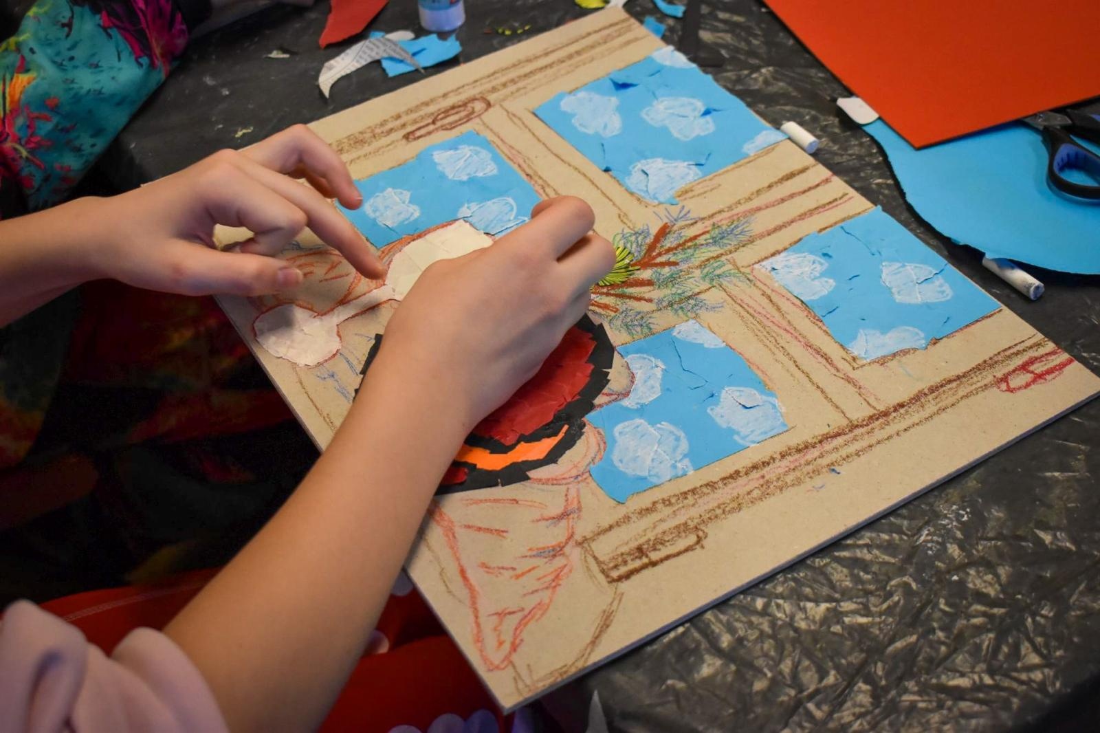 Zdjęcie w galerii na portalu naszraciborz.pl: Art Camp na Zamku Piastowskim: Młodzi twórcy malują historię i przyszłość zabytków wiadomości z regionu