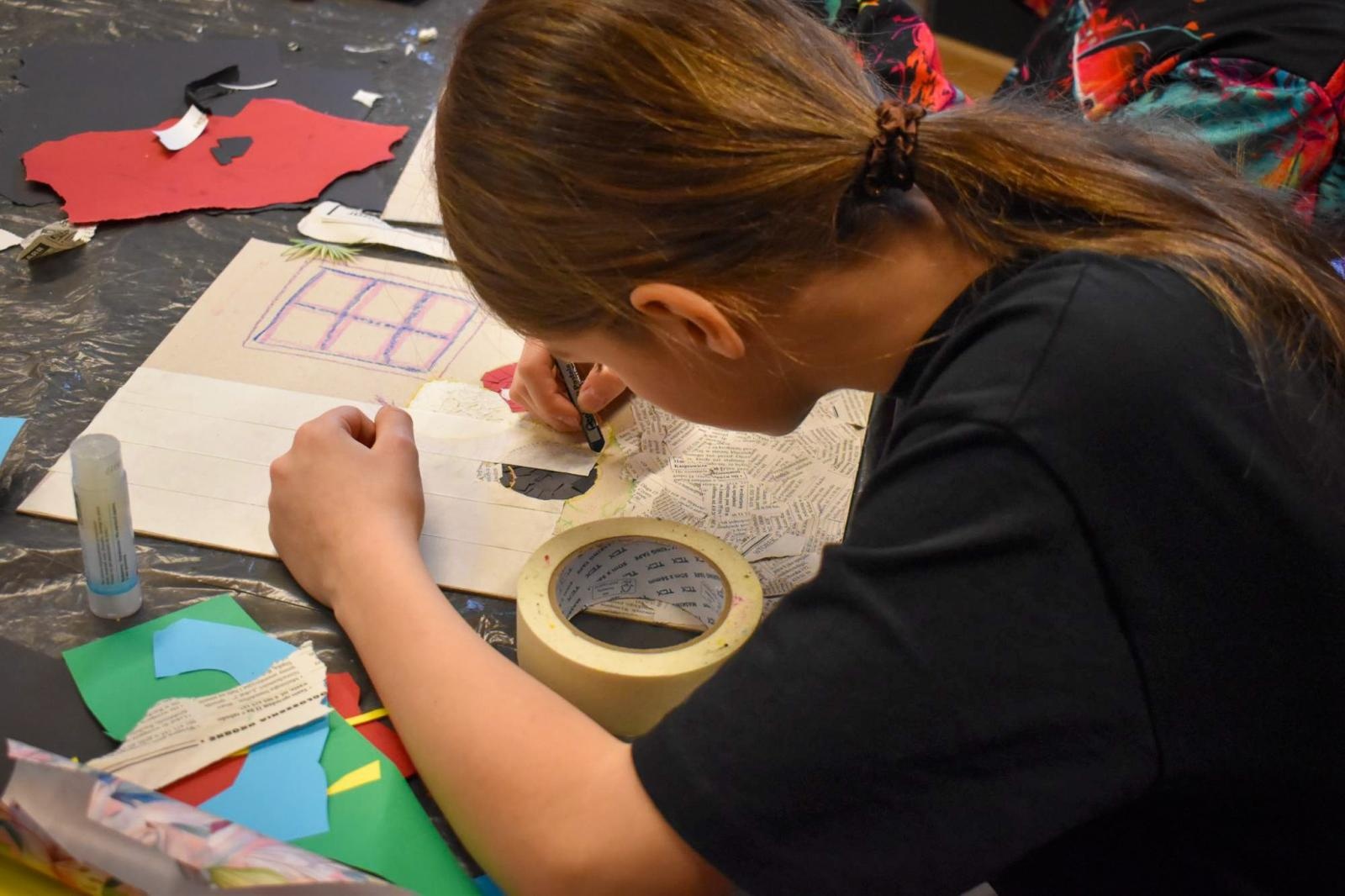 Zdjęcie w galerii na portalu naszraciborz.pl: Art Camp na Zamku Piastowskim: Młodzi twórcy malują historię i przyszłość zabytków wiadomości z regionu