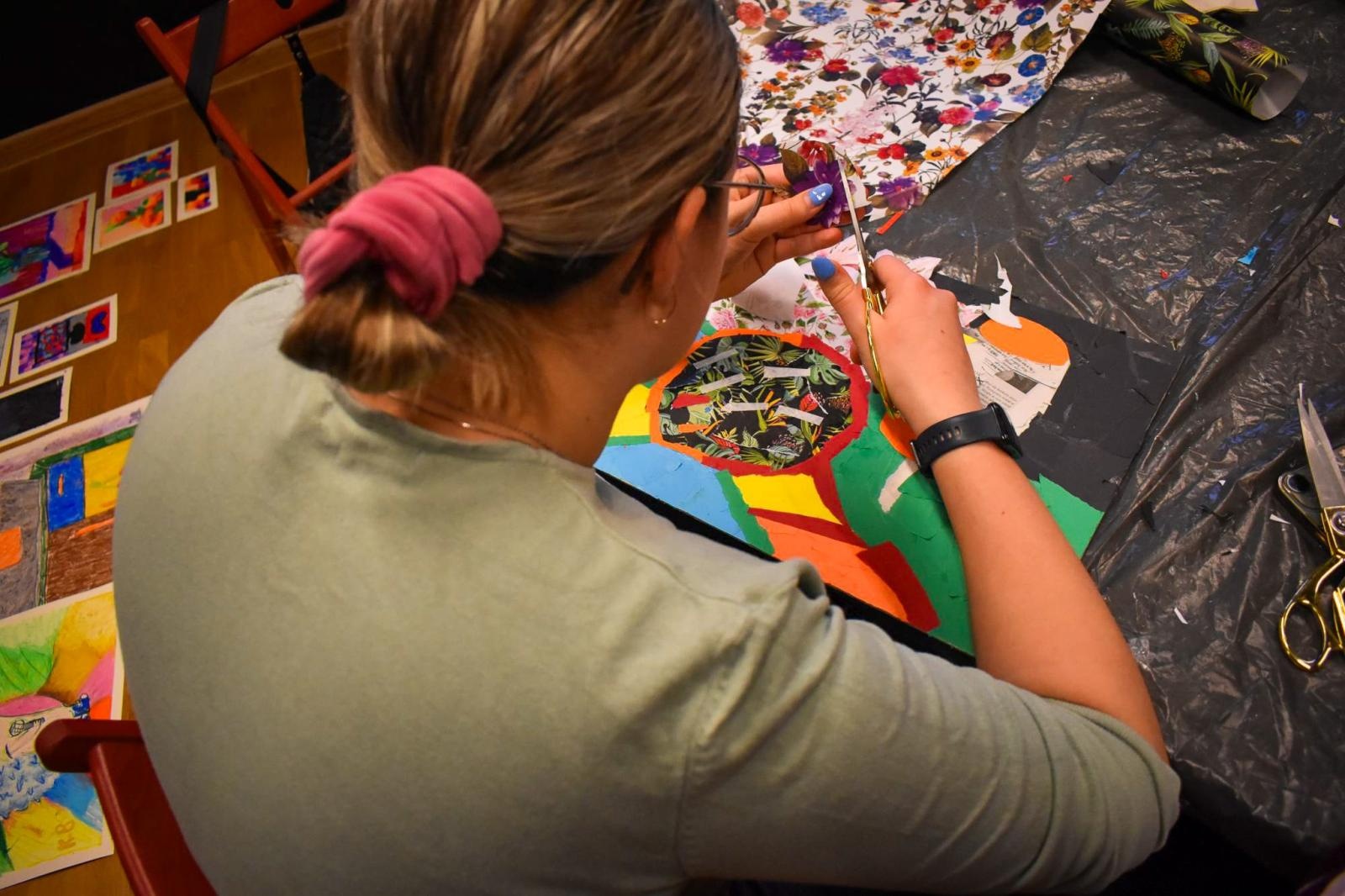 Zdjęcie w galerii na portalu naszraciborz.pl: Art Camp na Zamku Piastowskim: Młodzi twórcy malują historię i przyszłość zabytków wiadomości z regionu