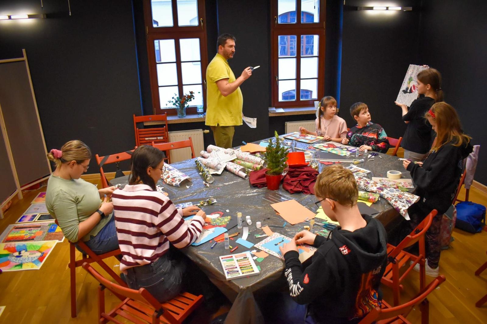 Zdjęcie w galerii na portalu naszraciborz.pl: Art Camp na Zamku Piastowskim: Młodzi twórcy malują historię i przyszłość zabytków wiadomości z regionu