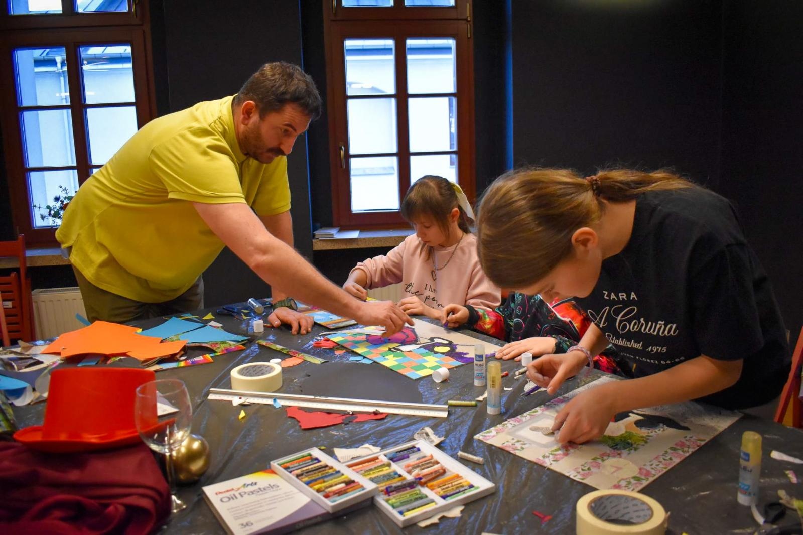 Zdjęcie w galerii na portalu naszraciborz.pl: Art Camp na Zamku Piastowskim: Młodzi twórcy malują historię i przyszłość zabytków wiadomości z regionu