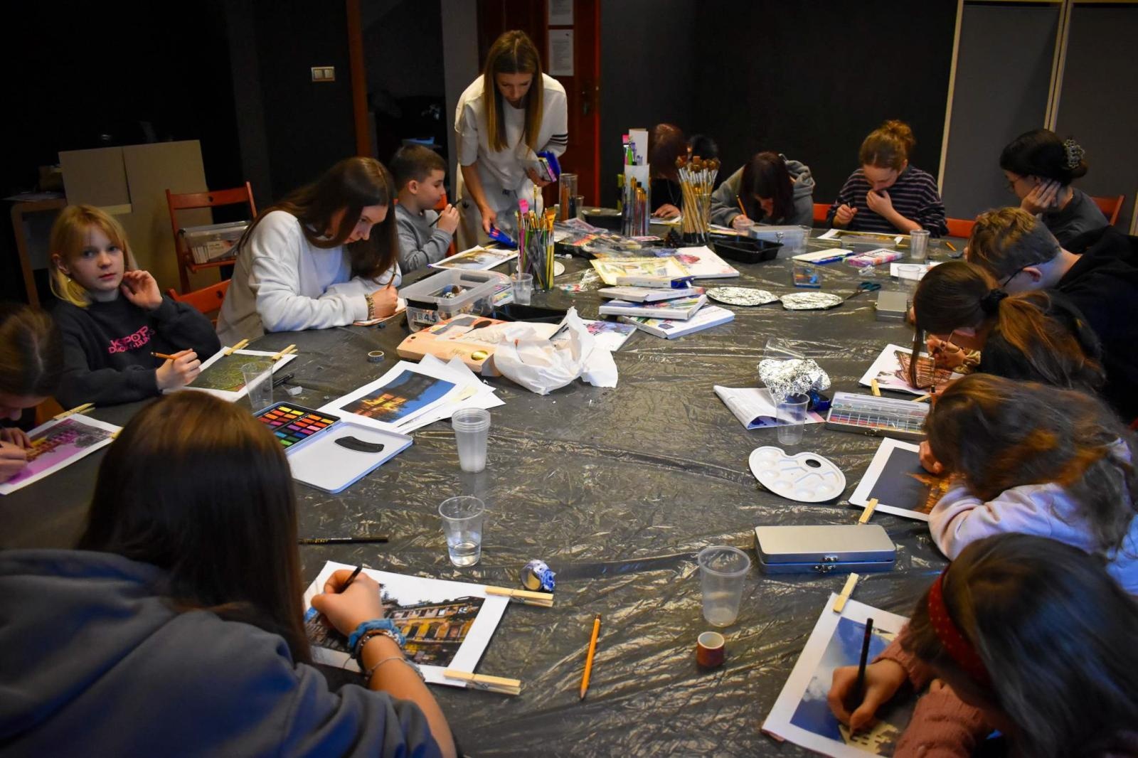 Zdjęcie w galerii na portalu naszraciborz.pl: Art Camp na Zamku Piastowskim: Młodzi twórcy malują historię i przyszłość zabytków wiadomości z regionu