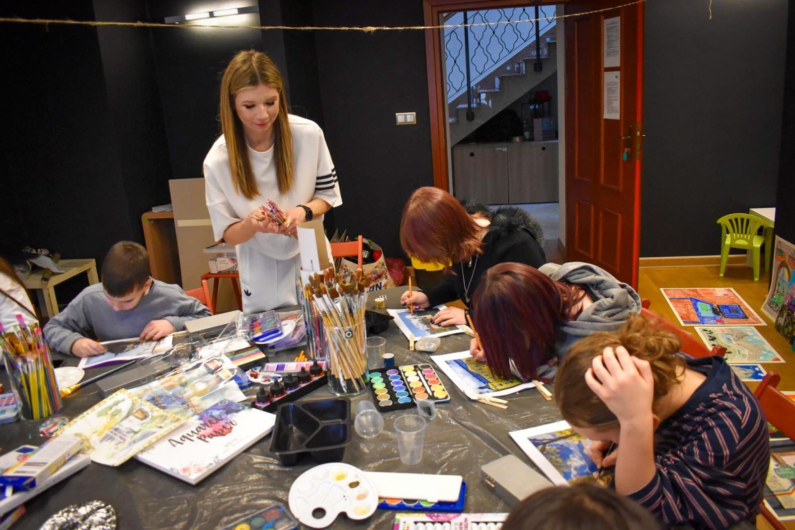 Zdjęcie w galerii na portalu naszraciborz.pl: Art Camp na Zamku Piastowskim: Młodzi twórcy malują historię i przyszłość zabytków wiadomości z regionu