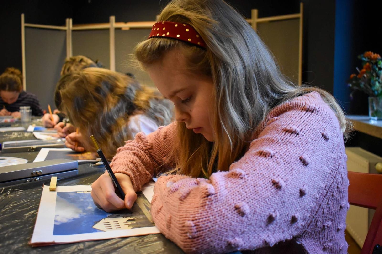 Zdjęcie w galerii na portalu naszraciborz.pl: Art Camp na Zamku Piastowskim: Młodzi twórcy malują historię i przyszłość zabytków wiadomości z regionu