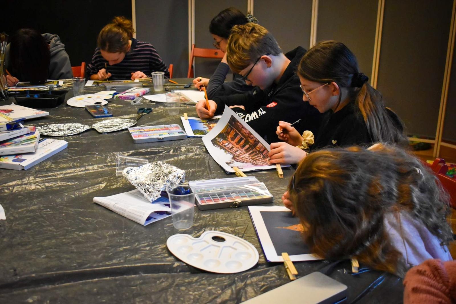 Zdjęcie w galerii na portalu naszraciborz.pl: Art Camp na Zamku Piastowskim: Młodzi twórcy malują historię i przyszłość zabytków wiadomości z regionu