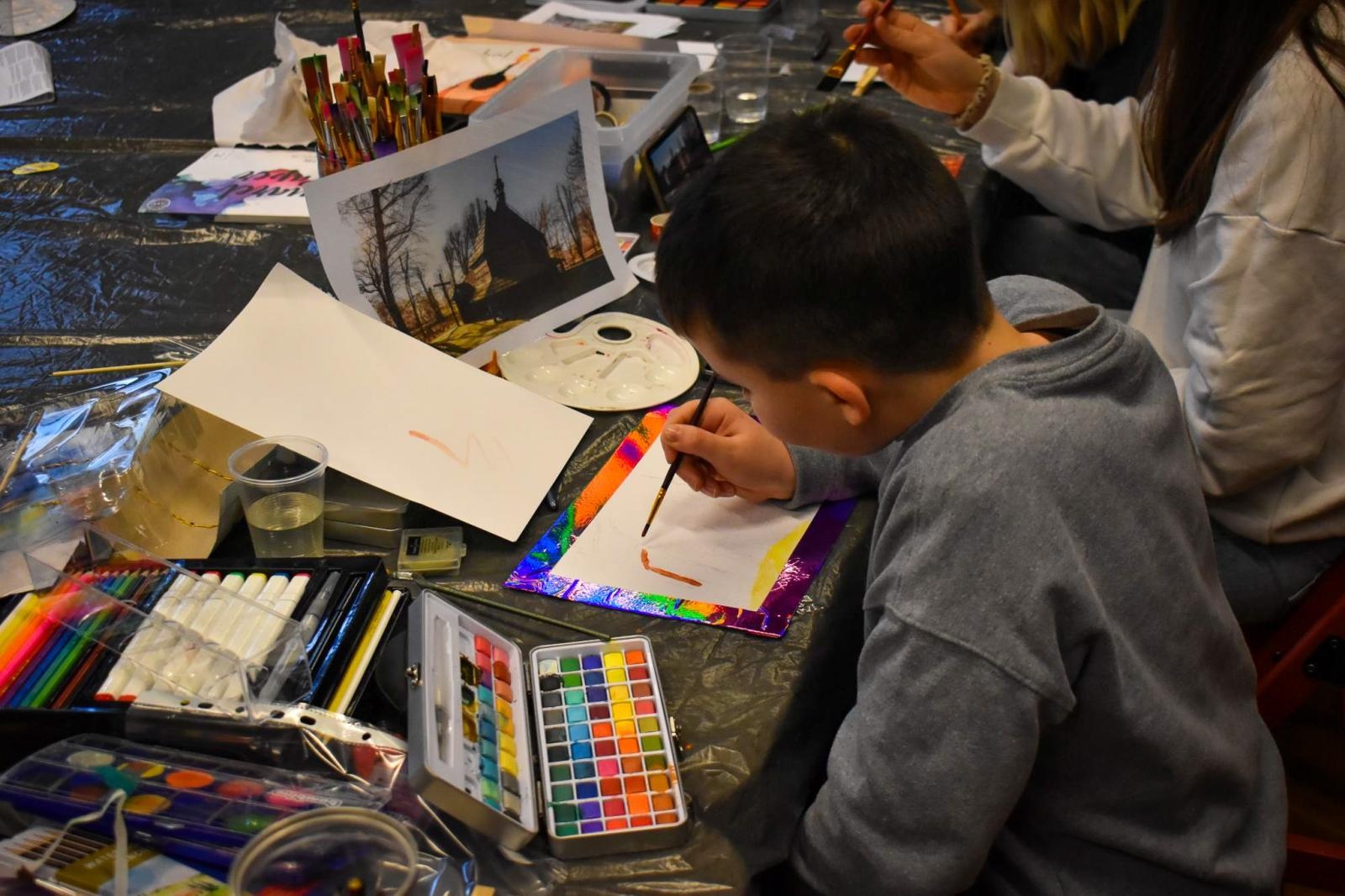 Zdjęcie w galerii na portalu naszraciborz.pl: Art Camp na Zamku Piastowskim: Młodzi twórcy malują historię i przyszłość zabytków wiadomości z regionu