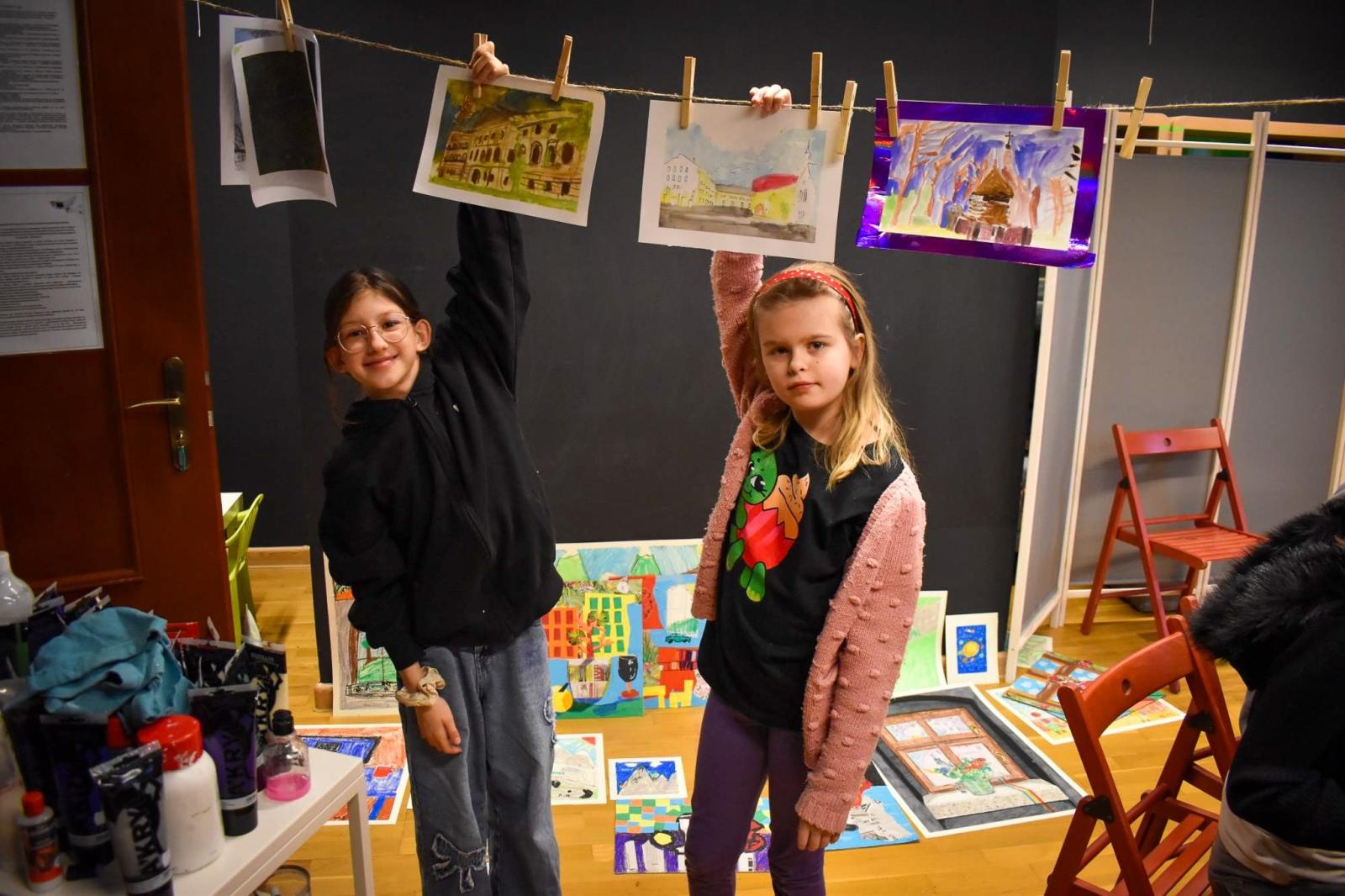 Zdjęcie w galerii na portalu naszraciborz.pl: Art Camp na Zamku Piastowskim: Młodzi twórcy malują historię i przyszłość zabytków wiadomości z regionu