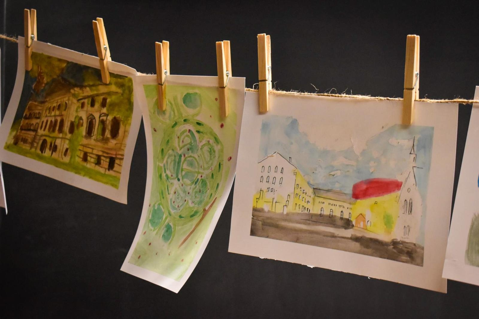 Zdjęcie w galerii na portalu naszraciborz.pl: Art Camp na Zamku Piastowskim: Młodzi twórcy malują historię i przyszłość zabytków wiadomości z regionu