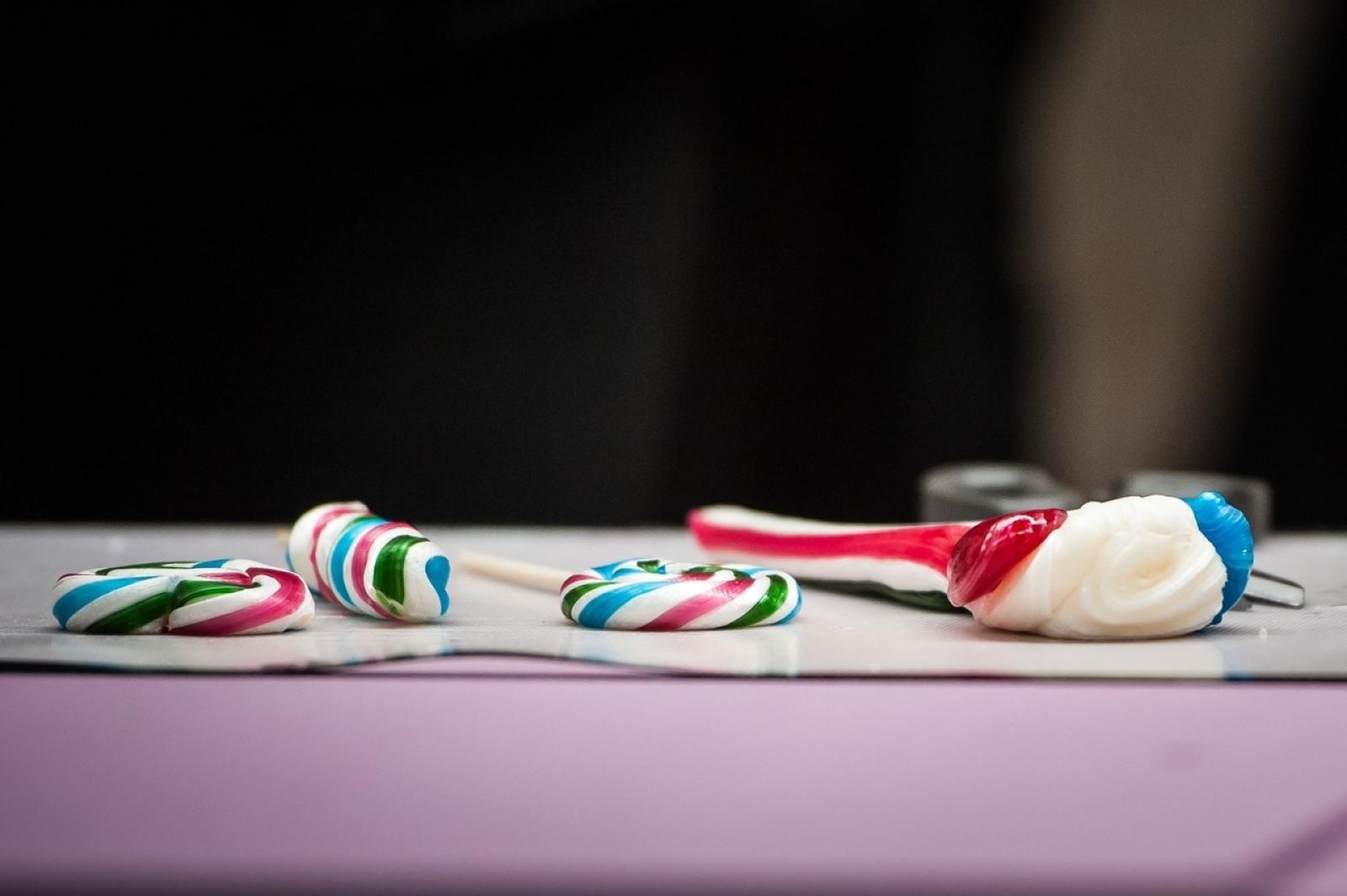 Zdjęcie w galerii na portalu naszraciborz.pl: Karmel i balony na Zamku Piastowskim. Atrakcje dla dzieci w ramach akcji Wakacje w Powiecie wiadomości z regionu