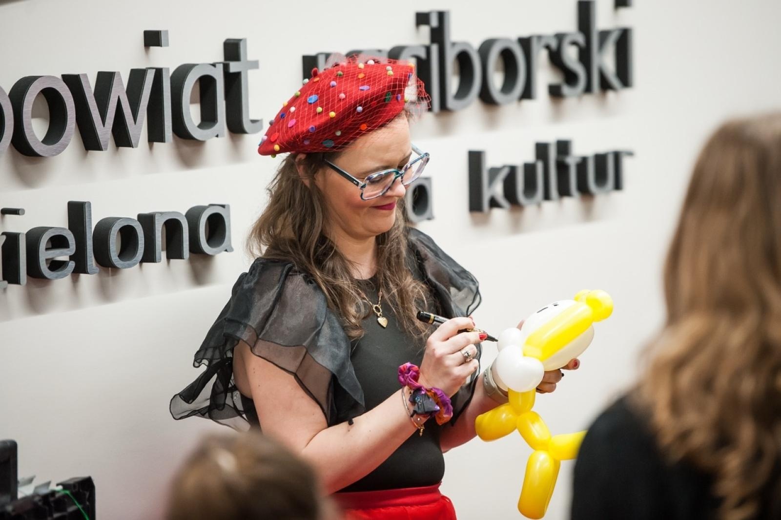 Zdjęcie w galerii na portalu naszraciborz.pl: Karmel i balony na Zamku Piastowskim. Atrakcje dla dzieci w ramach akcji Wakacje w Powiecie wiadomości z regionu