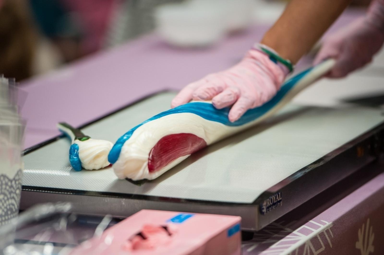 Zdjęcie w galerii na portalu naszraciborz.pl: Karmel i balony na Zamku Piastowskim. Atrakcje dla dzieci w ramach akcji Wakacje w Powiecie wiadomości z regionu