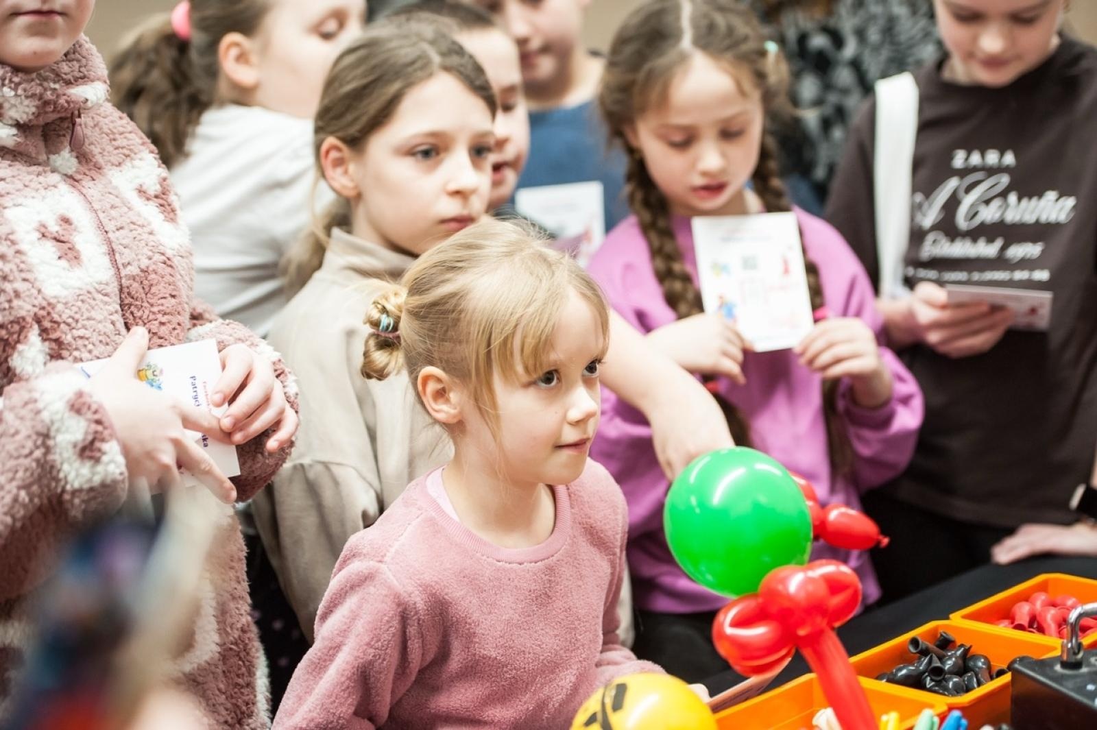 Zdjęcie w galerii na portalu naszraciborz.pl: Karmel i balony na Zamku Piastowskim. Atrakcje dla dzieci w ramach akcji Wakacje w Powiecie wiadomości z regionu