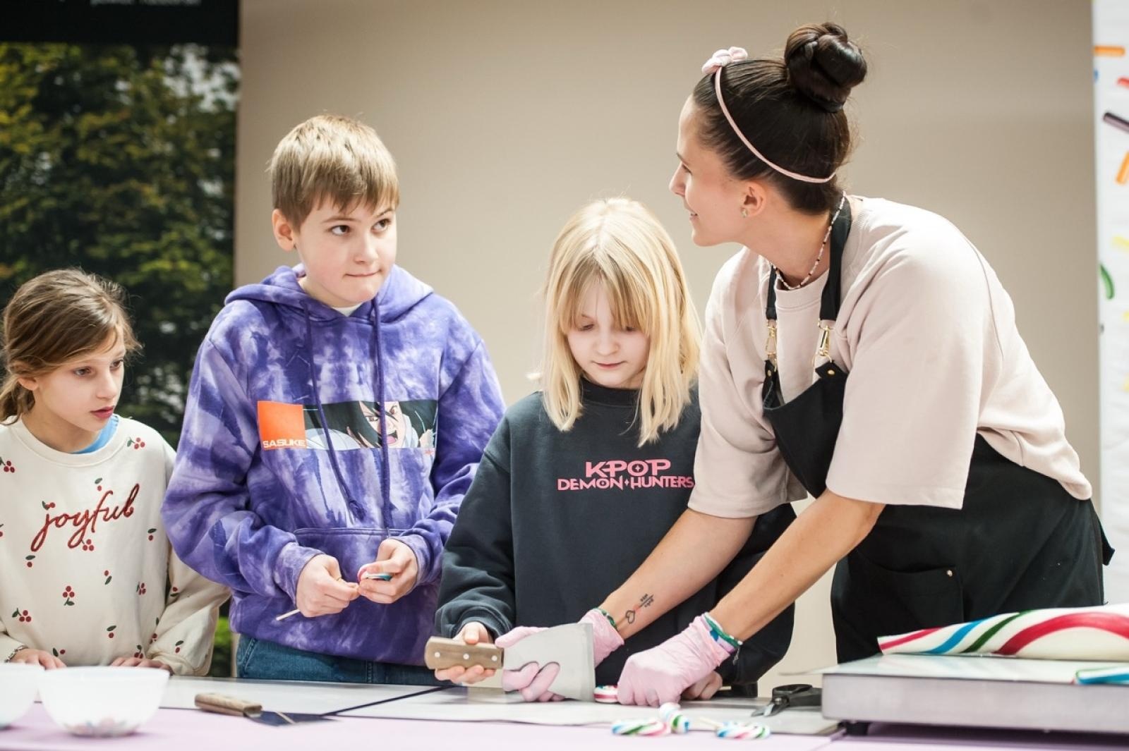 Zdjęcie w galerii na portalu naszraciborz.pl: Karmel i balony na Zamku Piastowskim. Atrakcje dla dzieci w ramach akcji Wakacje w Powiecie wiadomości z regionu