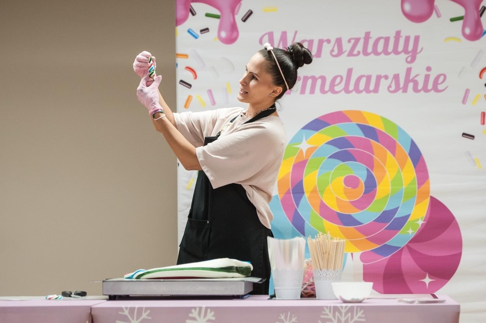 Zdjęcie w galerii na portalu naszraciborz.pl: Karmel i balony na Zamku Piastowskim. Atrakcje dla dzieci w ramach akcji Wakacje w Powiecie wiadomości z regionu