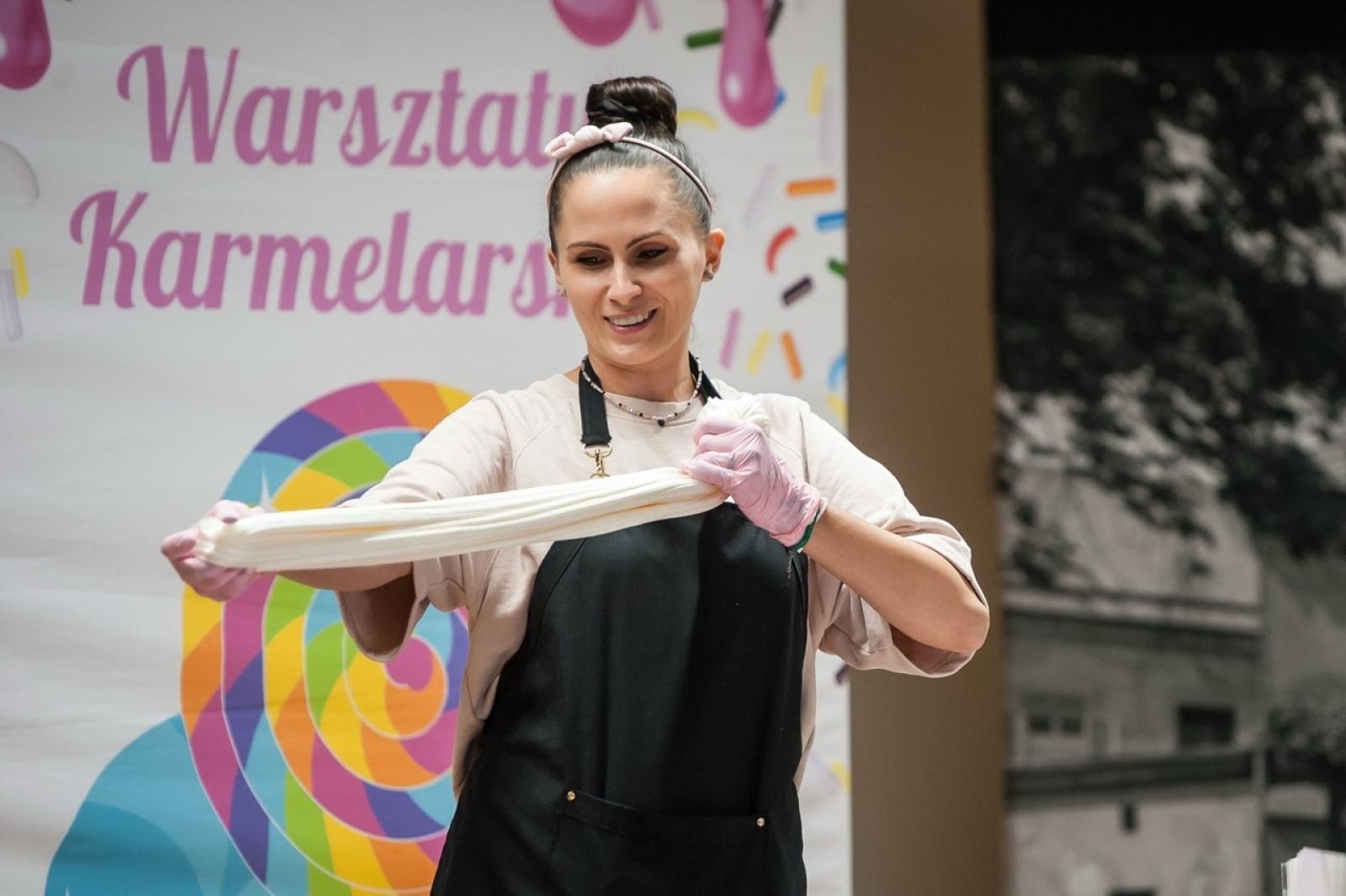 Zdjęcie w galerii na portalu naszraciborz.pl: Karmel i balony na Zamku Piastowskim. Atrakcje dla dzieci w ramach akcji Wakacje w Powiecie wiadomości z regionu