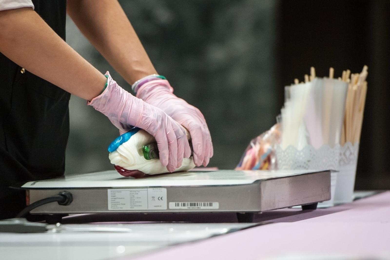 Zdjęcie w galerii na portalu naszraciborz.pl: Karmel i balony na Zamku Piastowskim. Atrakcje dla dzieci w ramach akcji Wakacje w Powiecie wiadomości z regionu