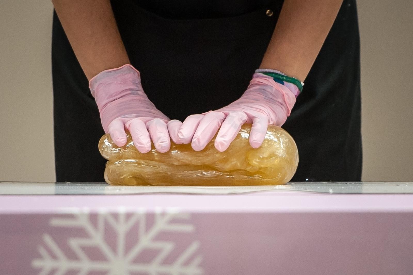 Zdjęcie w galerii na portalu naszraciborz.pl: Karmel i balony na Zamku Piastowskim. Atrakcje dla dzieci w ramach akcji Wakacje w Powiecie wiadomości z regionu