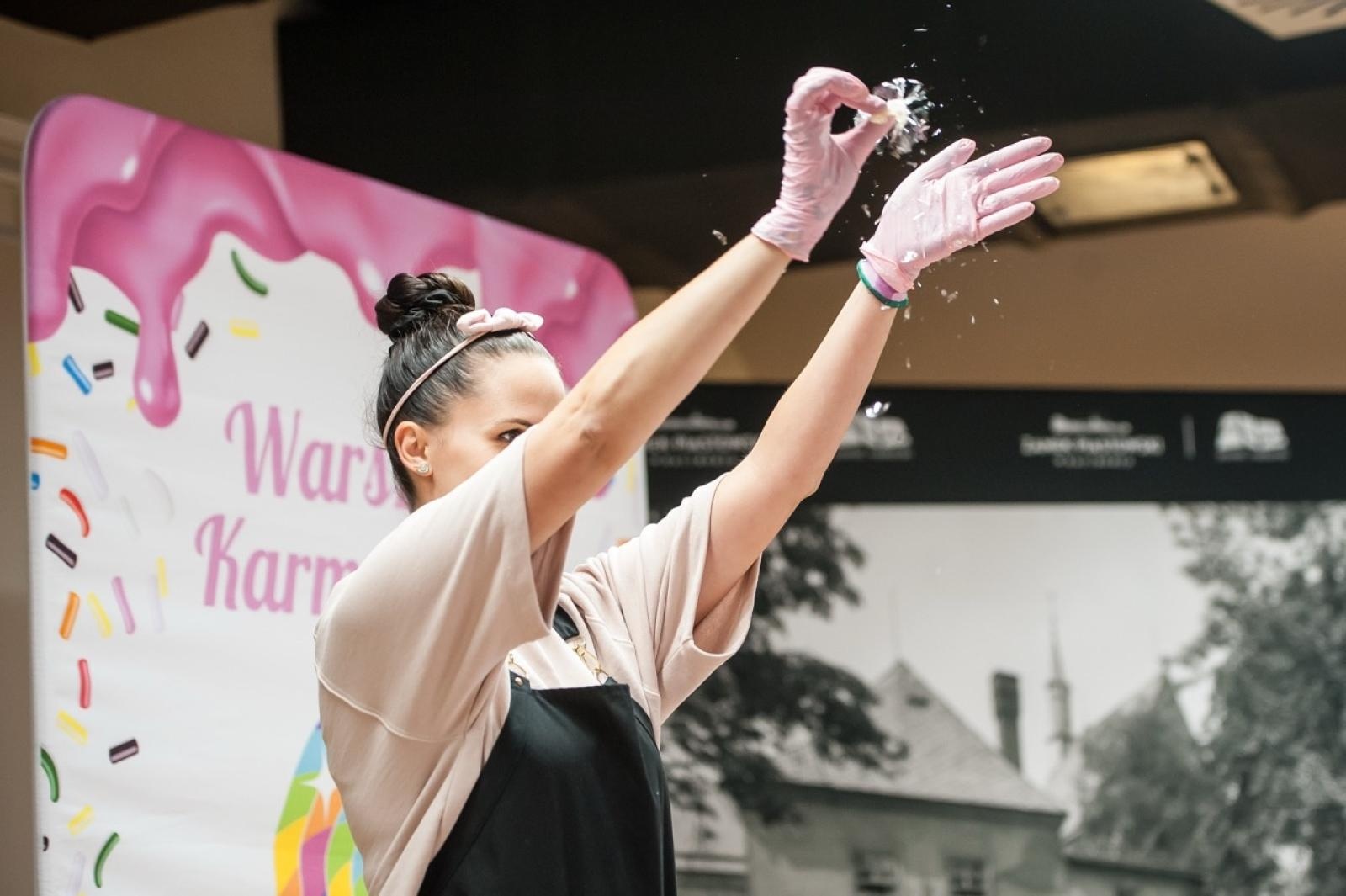 Zdjęcie w galerii na portalu naszraciborz.pl: Karmel i balony na Zamku Piastowskim. Atrakcje dla dzieci w ramach akcji Wakacje w Powiecie wiadomości z regionu