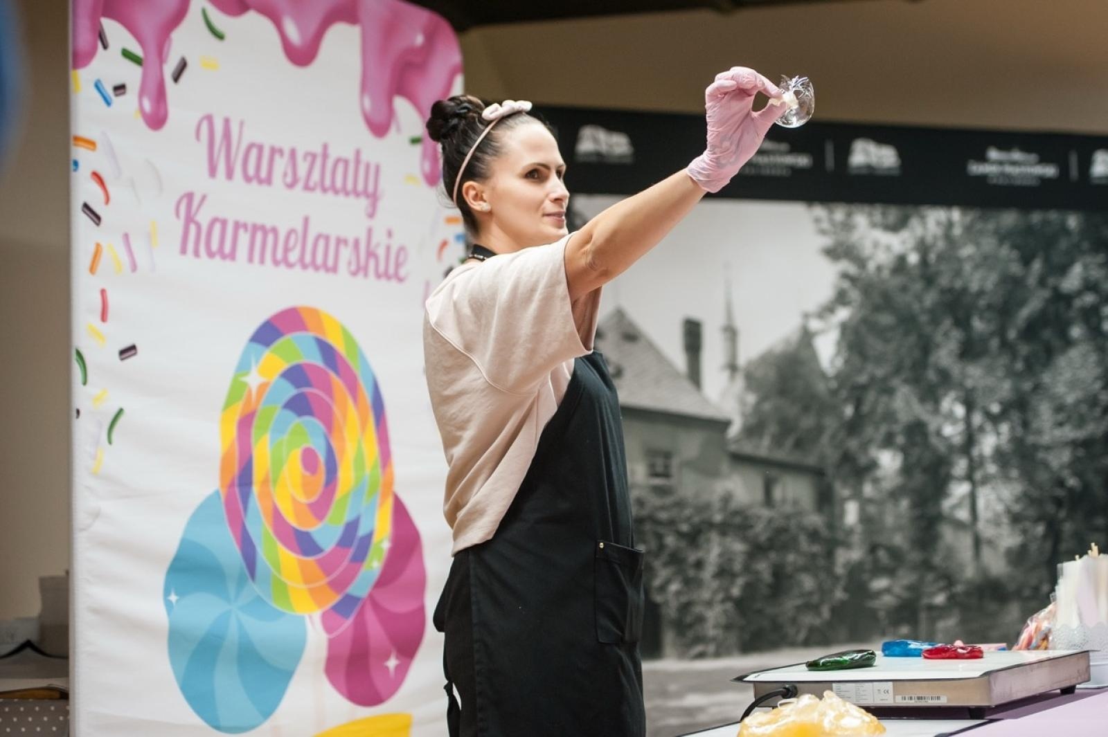 Zdjęcie w galerii na portalu naszraciborz.pl: Karmel i balony na Zamku Piastowskim. Atrakcje dla dzieci w ramach akcji Wakacje w Powiecie wiadomości z regionu