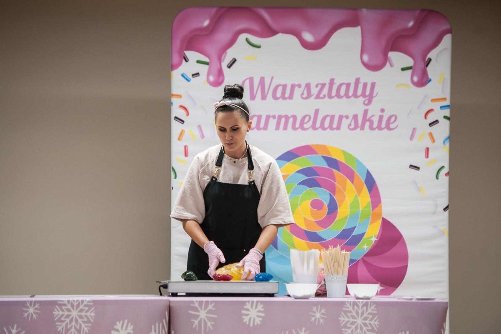 Zdjęcie w galerii na portalu naszraciborz.pl: Karmel i balony na Zamku Piastowskim. Atrakcje dla dzieci w ramach akcji Wakacje w Powiecie wiadomości z regionu