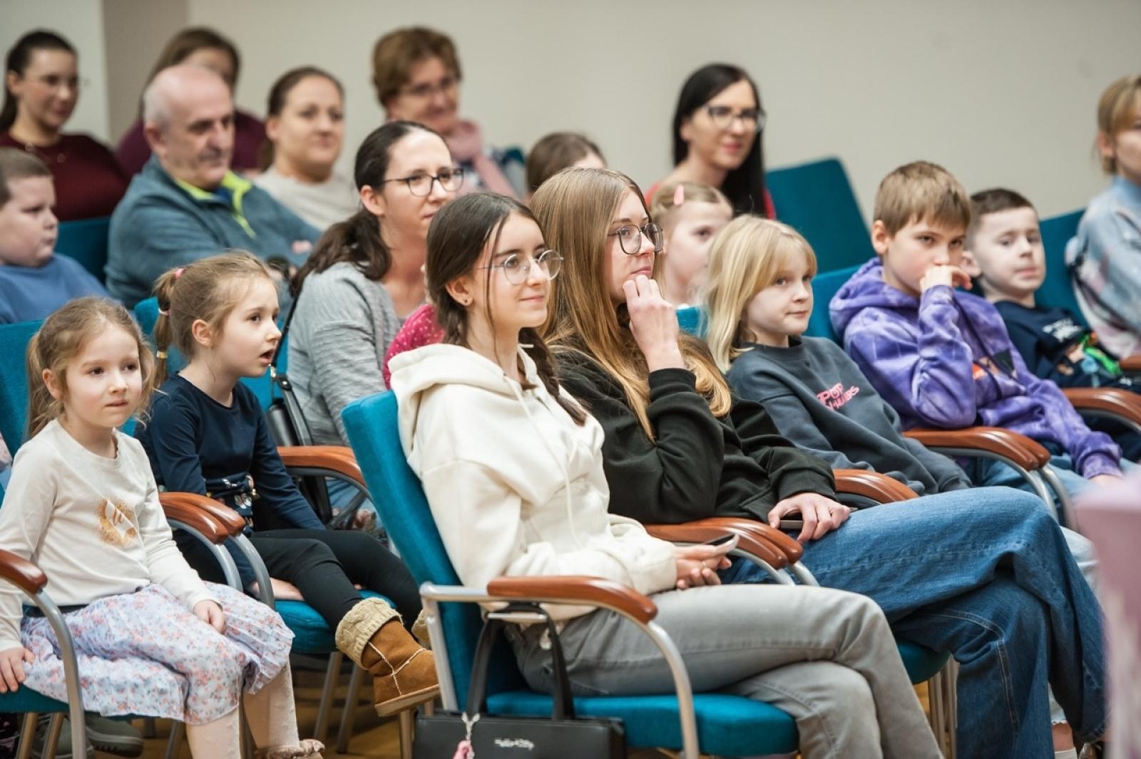 Zdjęcie w galerii na portalu naszraciborz.pl: Karmel i balony na Zamku Piastowskim. Atrakcje dla dzieci w ramach akcji Wakacje w Powiecie wiadomości z regionu