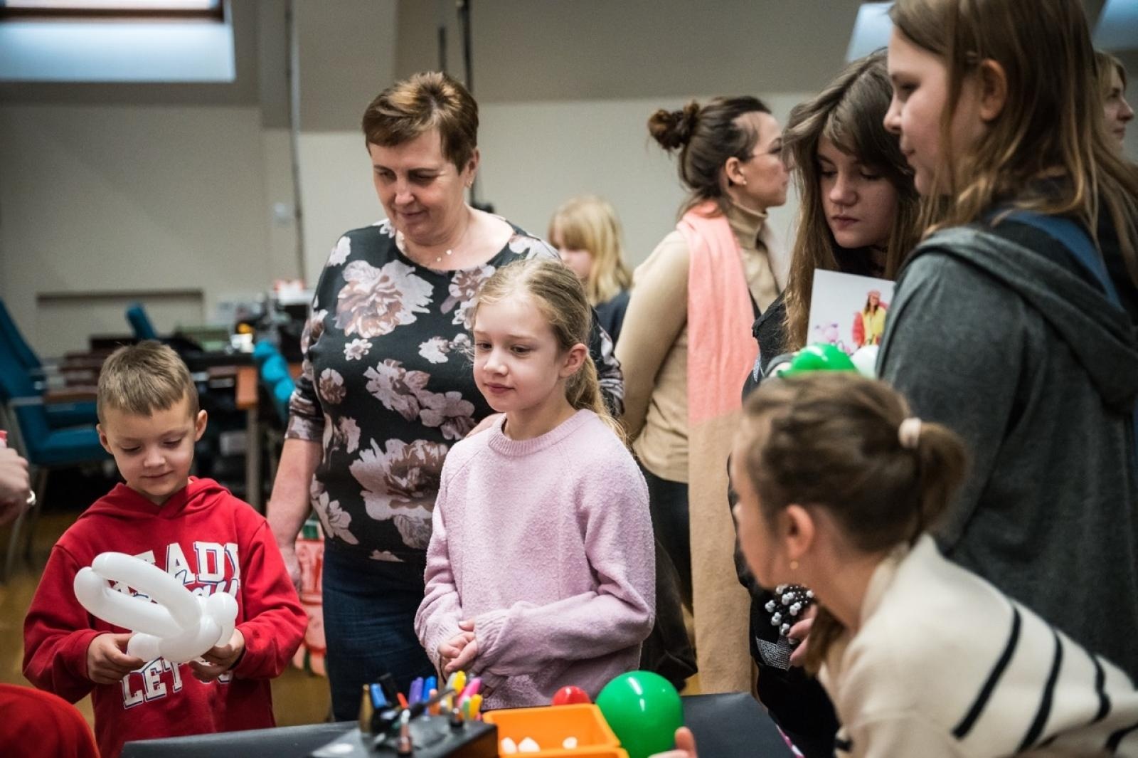Zdjęcie w galerii na portalu naszraciborz.pl: Karmel i balony na Zamku Piastowskim. Atrakcje dla dzieci w ramach akcji Wakacje w Powiecie wiadomości z regionu