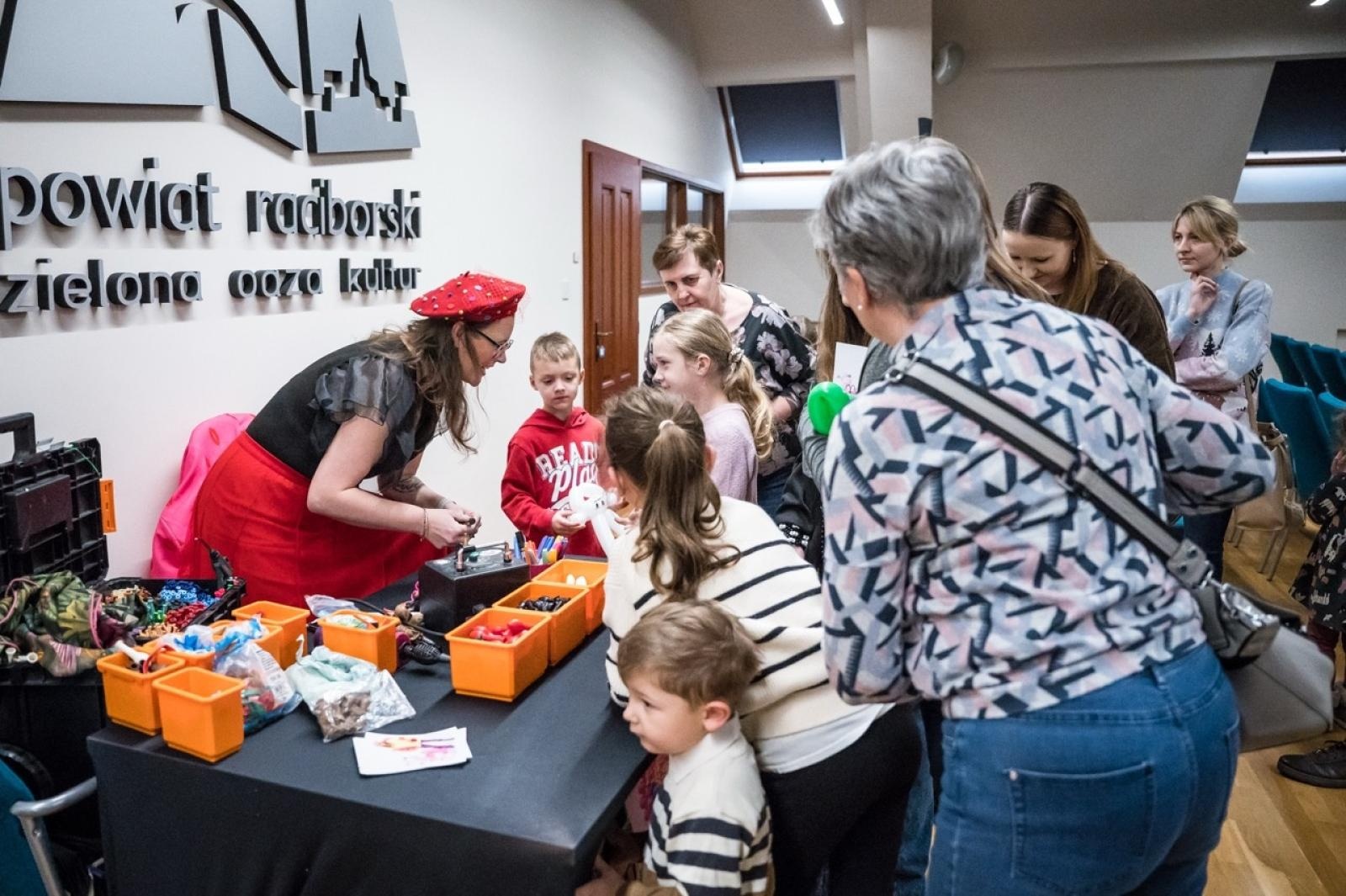 Zdjęcie w galerii na portalu naszraciborz.pl: Karmel i balony na Zamku Piastowskim. Atrakcje dla dzieci w ramach akcji Wakacje w Powiecie wiadomości z regionu