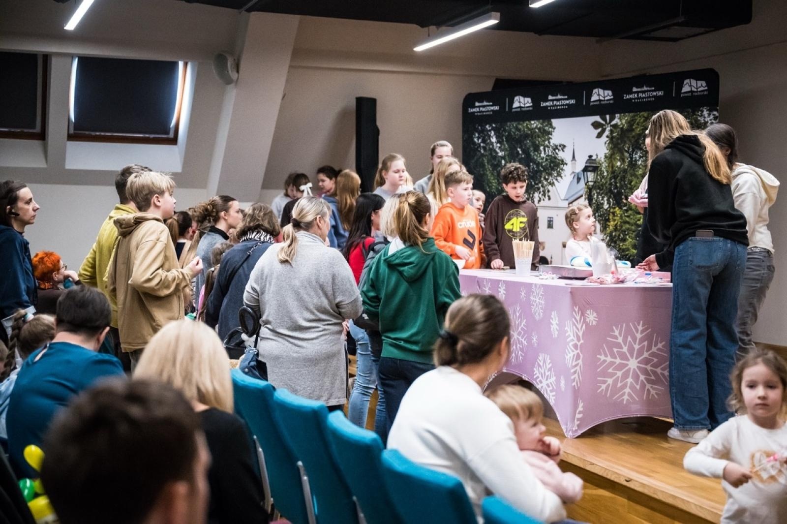 Zdjęcie w galerii na portalu naszraciborz.pl: Karmel i balony na Zamku Piastowskim. Atrakcje dla dzieci w ramach akcji Wakacje w Powiecie wiadomości z regionu