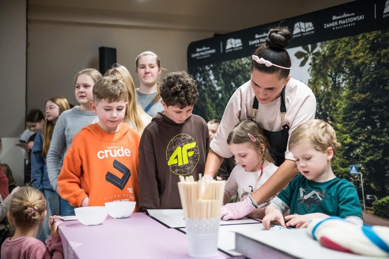 Zdjęcie w galerii na portalu naszraciborz.pl: Karmel i balony na Zamku Piastowskim. Atrakcje dla dzieci w ramach akcji Wakacje w Powiecie wiadomości z regionu
