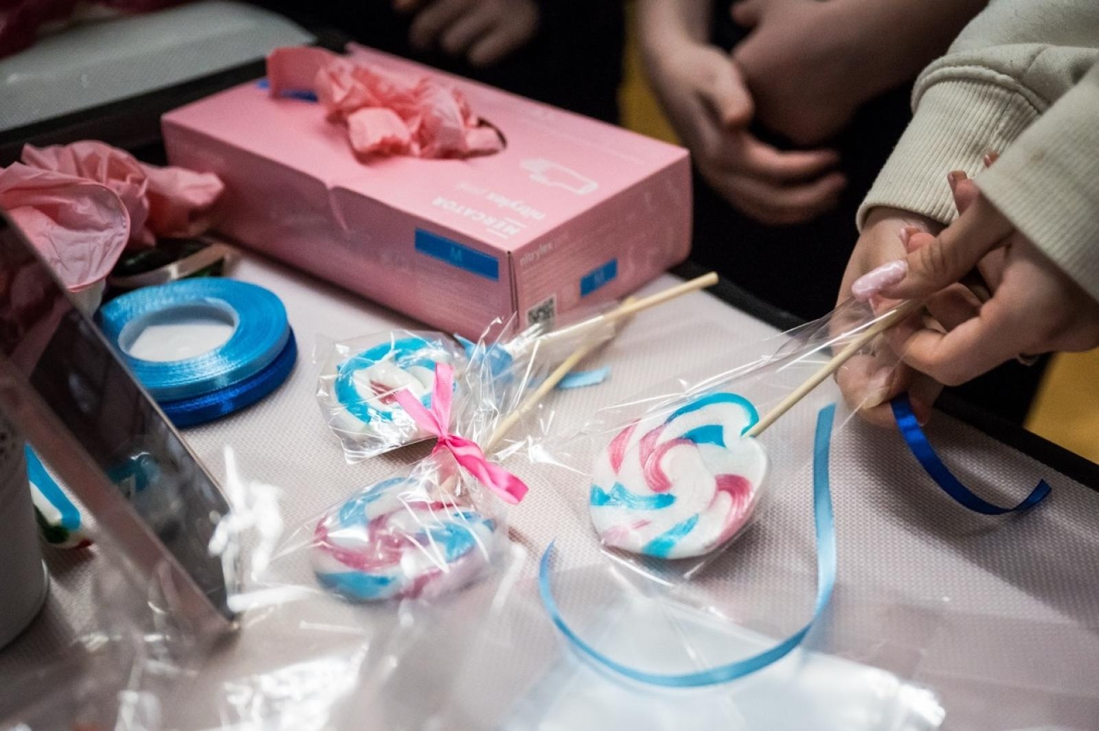 Zdjęcie w galerii na portalu naszraciborz.pl: Karmel i balony na Zamku Piastowskim. Atrakcje dla dzieci w ramach akcji Wakacje w Powiecie wiadomości z regionu