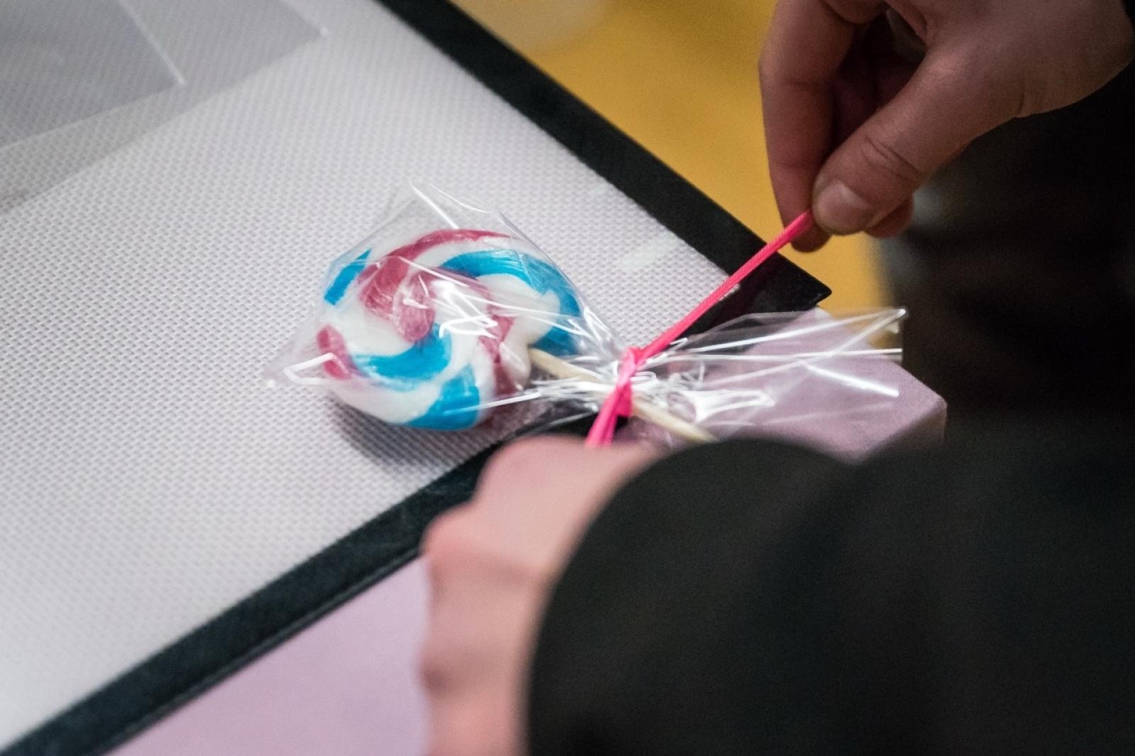 Zdjęcie w galerii na portalu naszraciborz.pl: Karmel i balony na Zamku Piastowskim. Atrakcje dla dzieci w ramach akcji Wakacje w Powiecie wiadomości z regionu