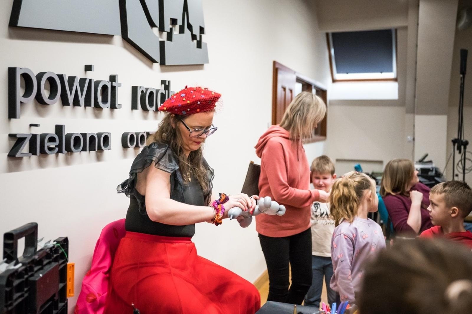 Zdjęcie w galerii na portalu naszraciborz.pl: Karmel i balony na Zamku Piastowskim. Atrakcje dla dzieci w ramach akcji Wakacje w Powiecie wiadomości z regionu
